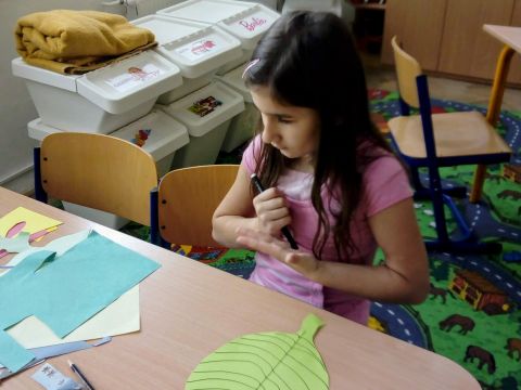 galleries/skolni-rok-2018-2019/skolni-druzina-2/tvoreni-z-papiru-housenka-na-listu/IMG_20190513_112120